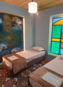 اقامتگاه ما با چشم‌اندازهای خیره‌کننده و هوای تازه، تجربه‌ای متفاوت از سفر را برای شما فراهم می‌کند.