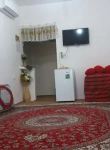 با محیطی دلنشین، خدماتی بی‌نظیر، و پرسنلی حرفه‌ای، اقامتی آرام و خاطره‌انگیز در انتظار شماست.